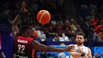 Berlin (Germany), 10/09/2022.- Slovenia'Äôs Luka Doncic (R) in action against Belgium'Äôs Retin Obasohan during the FIBA EuroBasket 2022 Round of 16 match between Slovenia and Belgium at EuroBasket Arena Berlin, in Berlin, Germany, 10 September 2022. (Baloncesto, Bélgica, Alemania, Eslovenia) EFE/EPA/CLEMENS BILAN
