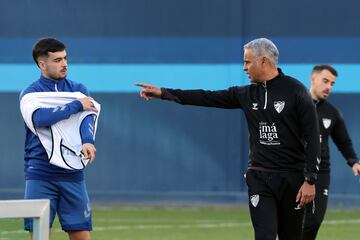 Ramón recibe las consignas del nuevo entrenador,