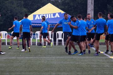 El equipo argentino hizo un trabajo regenerativo en la cancha principal de la Federación Colombia de Fútbol. Villa y Fabra, los dos colombianos presentes. 