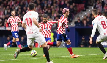 2-0. Memphis Depay, con un derechazo desde la frontal del área del Sevilla, pone el balón en la escuadra de la portería de Bono.