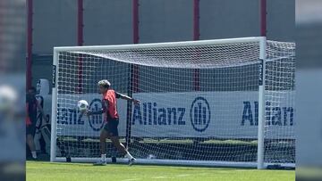 Esta vez, el colombiano se atrevió a entrar a la portería en uno de sus entrenamientos.