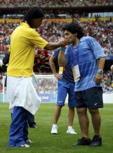 Cada vez que puede, Diego Maradona participa en partidos amistosos en donde se junta con viejas glorias del fútbol mundial.
