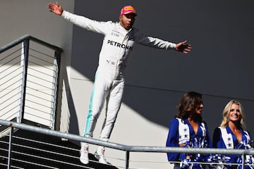 Lewis Hamilton celebra la victoria. 