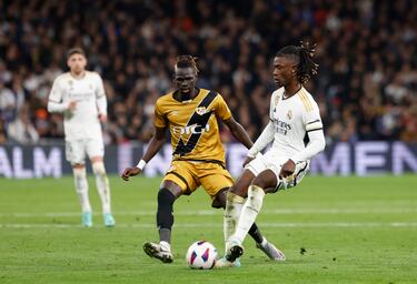 Camavinga y Pathé Ciss pelean por un balón.