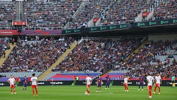 Soccer Football - LaLiga - FC Barcelona v Girona - Estadi Olimpic Lluis Companys, Barcelona, Spain - October 18, 2025 Players protest at kickoff due to the La Liga's relocation of the Villarreal vs FC Barcelona match to Miami REUTERS/Albert Gea