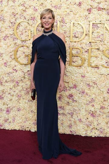 Allison Janney posa durante la alfombra roja de los Globos de Oro 2025 celebrados en el Hotel Beverly Hilton de los Ángeles.
 