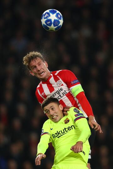 Luuk de Jong con Clement Lenglet.