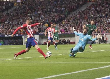 Simeone weighing up three-man defence for Arsenal tie