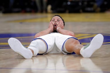 Stephen Curry es un jugador generacional. Un base que cambió el baloncesto con su facilidad para descerrajar triples desde cualquier posición de la cancha. Una habilidad que demostró, una vez más, en la última jugada del segundo cuarto frente a Orlando: logró un 3+1 que él mismo no se llegaba a creer. Alucinaba el dos veces MVP de la NBA.
