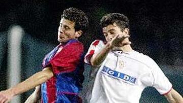 <b>PIEZA CLAVE EN EL SEVILLA. </b>Marcos Vales disputa un balón aéreo con Motta