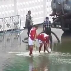 Cuando el fútbol se mezcla con el waterpolo: córner submarino!