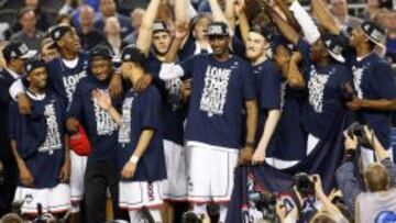 Los Connecticut Huskies celebran la victoria posando con el trofeo de campe&oacute;n.