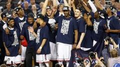 Los Connecticut Huskies celebran la victoria posando con el trofeo de campe&oacute;n.