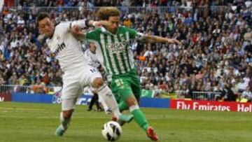 Ca&ntilde;as y &ouml;zil pugnan por un bal&oacute;n durante el partido entre el Real madrid y el Betis el 21 de abril. 
 