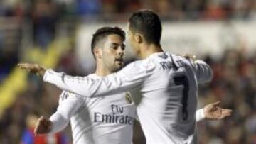 Cristiano Ronaldo celebra con Isco el 1-3 ante el Levante que el malagueño marcó a pase del portugués.