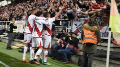 Beb&eacute;, &Aacute;lex Moreno y Trejo celebran un gol en Vallecas.