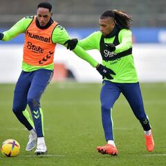 Yerry Mina vuelve a prácticas de cara al regreso de la Premier