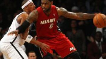 Paul Pierce trata de frenar a un imparable LeBron James.