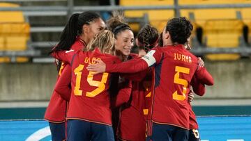 Las jugadoras españolas celebran el primer gol del equipo anotado en propia meta por Valeria Del Campo de Costa Rica.