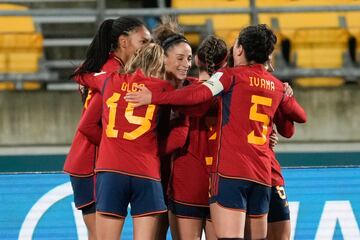 Las jugadoras españolas celebran el primer gol del equipo anotado en propia meta por Valeria Del Campo de Costa Rica.