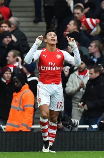 Alexis Sánchez fue la mejor figura de Arsenal: anotó doblete y dio el pase para el tercer gol, en el triunfo sobre Stoke City.