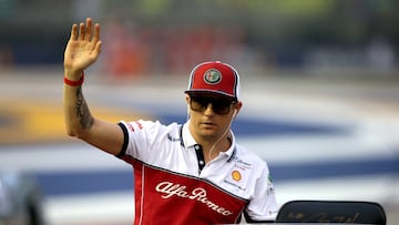 Kimi-Matias Räikkönen (Espoo, Finlandia; 17 de octubre de 1979) afronta en 2021 su 19ª temporada en el Mundial de F1 como el piloto con más grandes premios disputados (330) y con un palmarés compuesto de 21 victorias, 103 podios y el título de 2007. Pero además lidera este particular ránking ya que entre dos de sus victorias se disputaron nada menos que 114 carreras. Gana la carrera inaugural del Mundial 2013 en Australia con Lotus y no vuelve a saborear champán hasta el GP de EE UU de 2018 ya en su segunda época en Ferrari. Curiosamente, son sus dos últimos triunfos en la categoría. También atesora el finés otro intervalo de 60 carreras entre dos de sus victorias: Bélgica 2009-Abu Dabi 2012.