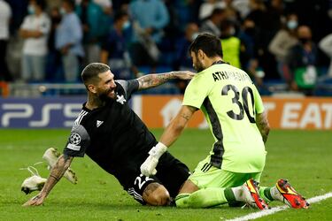 El conjunto de un país que ‘no existe’, pero que compiten en la liga moldava, se clasificó por primera vez a la Champions League en 2021, tras eliminar al Dinamo Zagreb en los play-offs. El sorteo hizo que compartiese grupo con Shakhtar Donetsk, Inter de Milán y Real Madrid, campeón de la Copa de Europa ese año. A pesar de los grandes nombres, el Sheriff no se achantó y fue una de las sorpresas del grupo, ganando al club merengue en el Santiago Bernabéu. Finalizaron en tercera posición, lo que les permitió jugar la Europa League, pero fueron eliminados en la primera ronda.