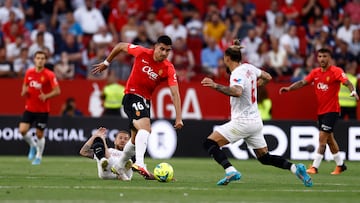 Rodrigo Battaglia, jugador del RCD Mallorca, conduce el bal¨®n durante un partido ante el Sevilla FC.