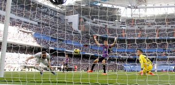 Así marcó su primer gol Benzema.