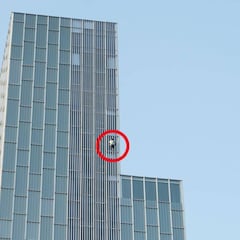 Un francés escala sin ayudas un rascacielos de Barcelona de 117 metros