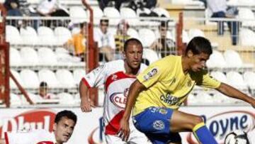 <b>SIN SUERTE. </b>Francis Suárez controla el esférico acosado por dos defensas del Rayo Vallecano, en una acción del encuentro de ayer.