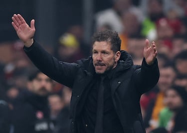 Diego Simeone sigue el partido con gesto tenso desde la banda, en un duelo donde sus cambios buscaron reactivar a un Atlético que acabó lamentando un empate insuficiente 