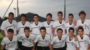 <b>CENTROS Y REMATES. </b>La sesión vespertina de Lezama estuvo presidida por los centrso y remates divididos en dos grupos con el que pasaron la soleada tarde de Lezama, con aficonados en las gradas aprovechando la época estival.