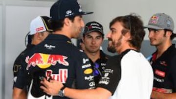 Ricciardo y Alonso con Sainz tras ellos.
