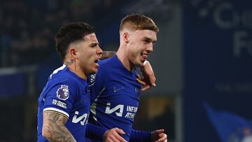 Enzo Fernández y Cole Palmer, jugadores del Chelsea, celebran el gol anotado por el inglés ante el Newcastle.