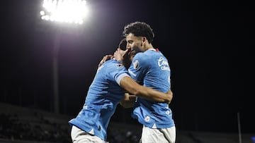 MEX9345. CIUDAD DE MÉXICO (MÉXICO), 11/01/2025.- Angel Sepúlveda (i) y Jorge Sánchez de Cruz Azul celebran un gol este sábado, durante un partido de la primera jornada del torneo Clausura 2025 de la Liga MX entre Cruz Azul y Atlas, en el estadio Olímpico Universitario de Ciudad de México (México). EFE/ Sáshenka Gutiérrez