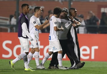 El partido entre Santos e Independiente fue suspendido a pocos minutos de final por incidentes en las tribunas del Pacaembú cuando el juego iba 0-0. Este resultado le da la clasificación a Independiente a los cuartos de final de la Copa Libertadores luego de la decisión de la Conmebol de otorgarle el triunfo 3-0 en la ida por la mala inclusión del uruguayo Carlos Sánchez.