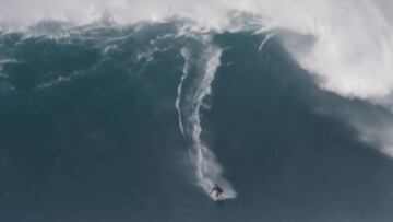 El surfista Kai Lenny surfeando una de las olas gigantes -de m&aacute;s de 15 metros- del hist&oacute;rico swell en Jaws (Pe&#039;ahi, Maui, Haw&aacute;i), en la parte m&aacute;s profunda de la ola, mientras el labio va cogiendo forma por encima suyo. 