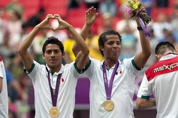 Giovani Dos Santos celebra con Javier Aquino la obtención de la medalla de oro en Londres 2012.