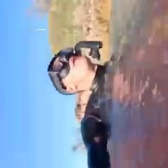 Recibe el ataque de un tiburón y saca su cámara para grabar y despedirse de sus fans