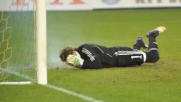 El portero del Dinamo Moscú se cubre la cara tras la explosión del petardo.