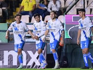 Emiliano Gómez festeja un gol con el Puebla.