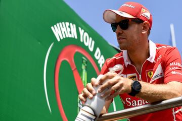Sebastian Vettel descansando antes del inicio de la carrera.