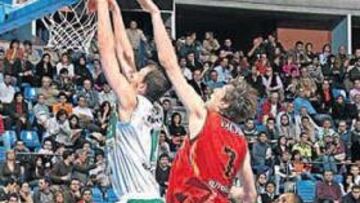 Barton machaca delante de Fucka