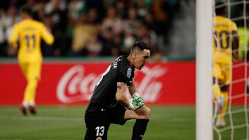 Elche (Alicante), 01/04/2023.- El guardameta del Elche, Edgar Badia, tras encajar el cuarto gol durante el encuentro correspondiente a la jornada 27 de LaLiga Santander que disputan hoy sábado frente al FC Barcelona en el estadio Manuel Martinez Valero de la localidad alicantina. EFE/Biel Aliño.
