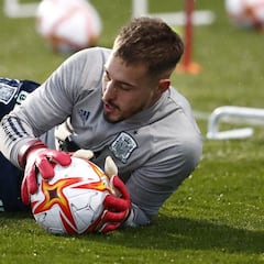 Arnau Tenas, portero del Barça B, sube a la Absoluta por Robert Sánchez