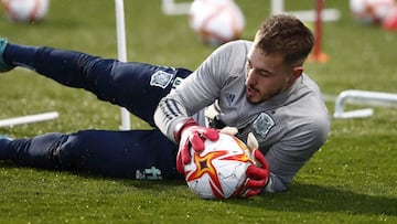 Arnau Tenas, portero del Barça B, sube a la Absoluta por Robert Sánchez