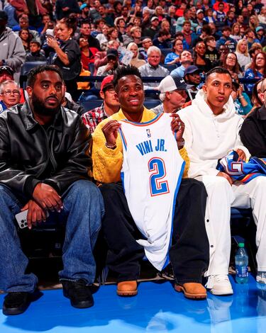 El delantero brasileño del Real Madrid, Vinicius, disfrutó del partido de los Oklahoma City Thunder. 