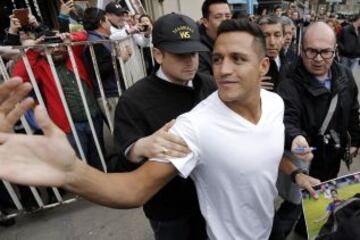 Alexis Sánchez compartió con los hinchas en Plaza Italia.