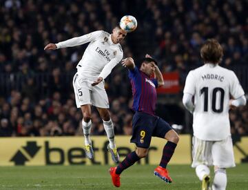 Varane y Luis Suárez 